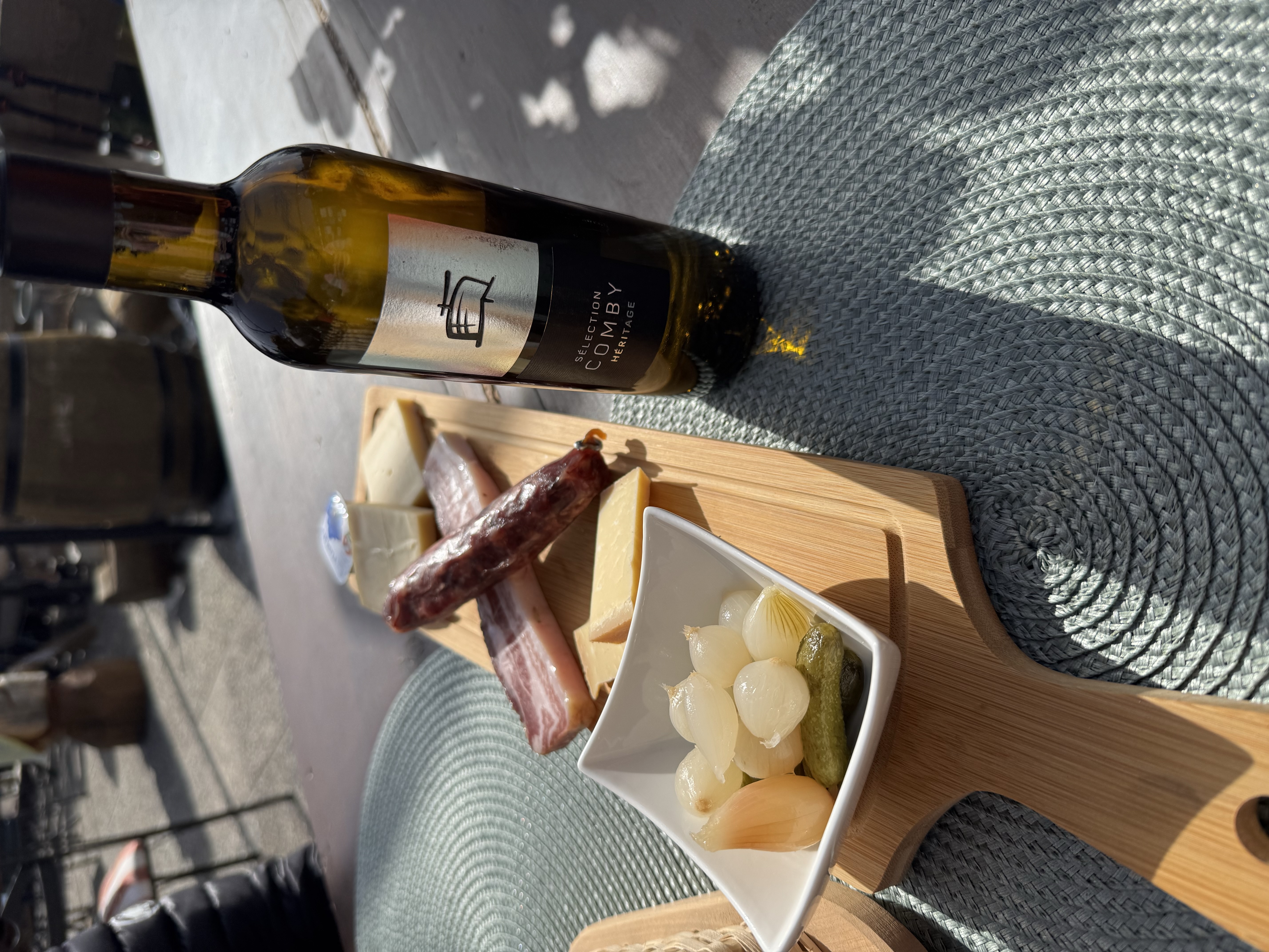 Käse- und Charcuterie-Platte mit Walliser Wein auf der Terrasse